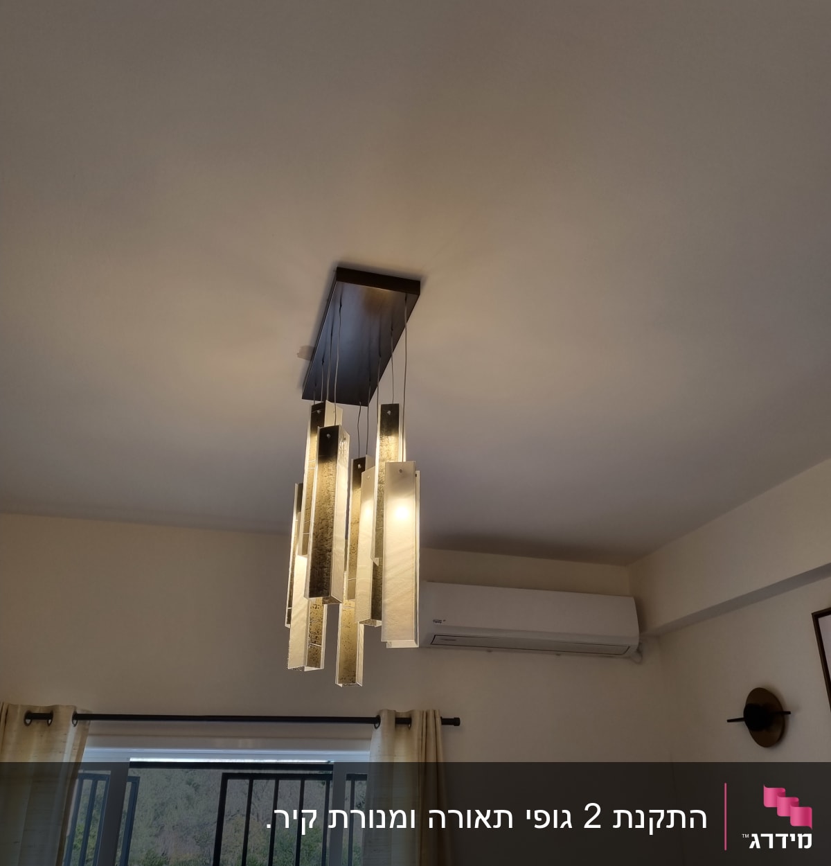 נברשת תלוייה מהתקרה עם תאורה דולקת